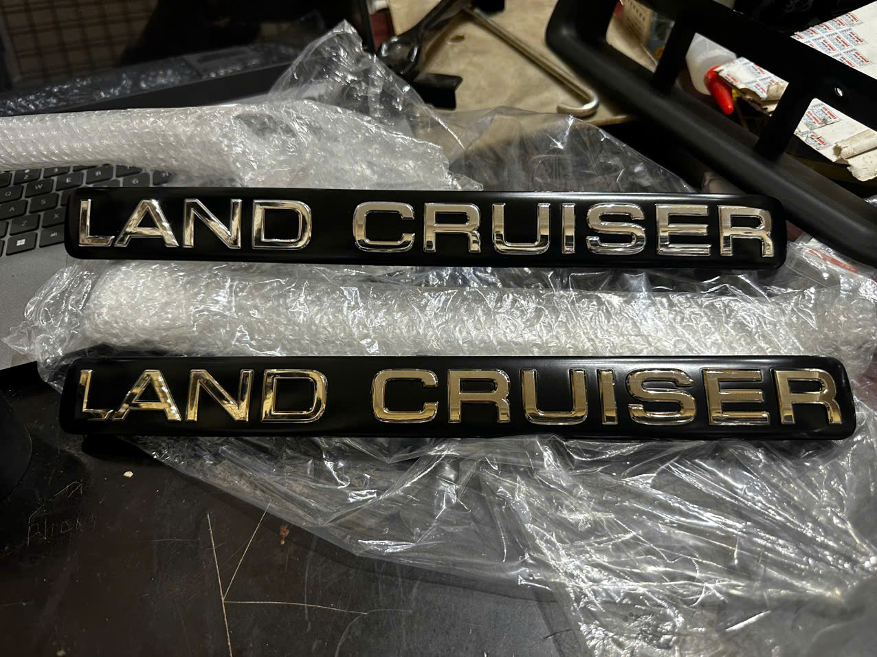 dòng chữ land cruiser của cửa hậu land cruiser 100/105